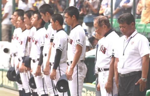 終戦の日を迎えた甲子園球場で、黙とうをささげる我喜屋優監督（右から２人目）ら興南ナイン（撮影・上田博志）