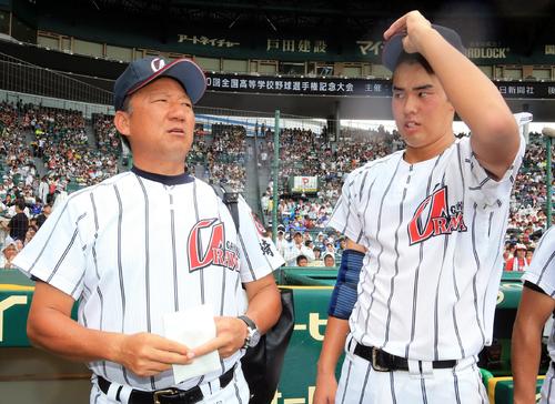 試合後、渡辺（右）に声をかける森監督（撮影・浅見桂子）