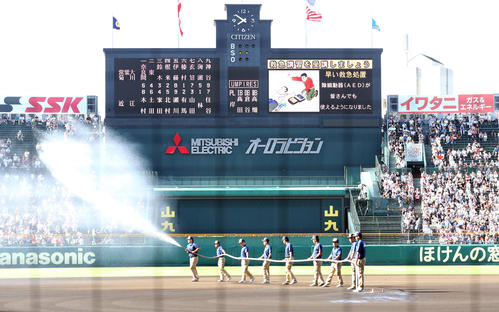 試合前、グラウンドを整備する阪神園芸（撮影・浅見桂子）