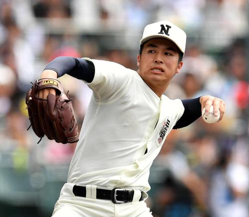 ４回表途中から２番手として登板した日大三・河村（撮影・横山健太）