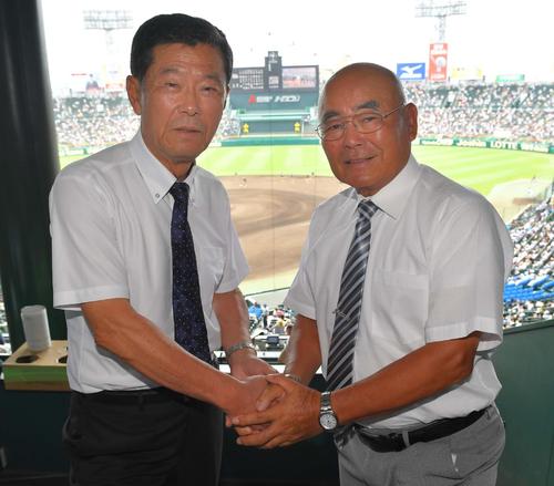 甲子園球場を背に握手を交わすＰＬ学園・中村元監督（右）と横浜・渡辺元監督（撮影・上田博志）