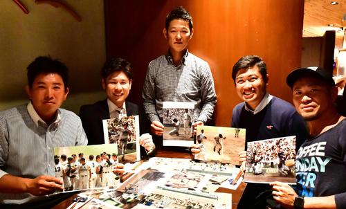 6月18日、写真を手に記念撮影に臨む元選手たち。左からPL学園OB井関雅也氏、横浜OB常盤良太氏、大竹元樹氏、PL学園OB古畑和彦氏、石橋勇一郎氏（撮影・小沢裕）