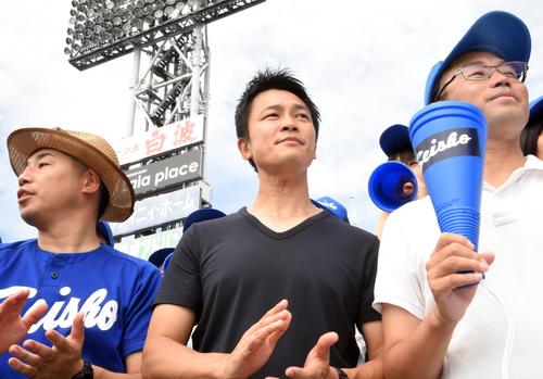 17年8月、京都成章－神村学園戦を観戦する京都成章OBの沢井芳信さん（中央）