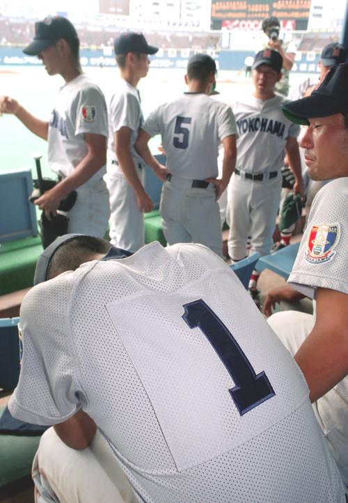 97年7月、神奈川予選準決勝の横浜商戦で、横浜の2年生エース松坂は、自らのサヨナラ暴投で敗れ号泣