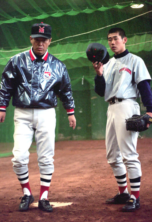 98年3月、甲子園の室内で練習する横浜・松坂（右）と渡辺監督