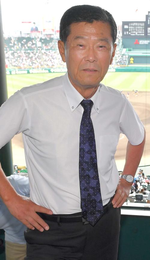 100回大会を訪れ、甲子園球場を背に笑顔を見せる横浜・渡辺前監督