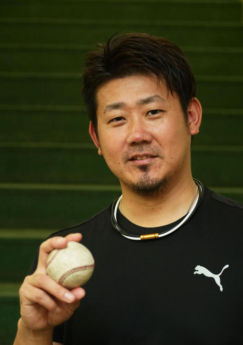 ボールを手に笑顔を見せる中日松坂（撮影・足立雅史）