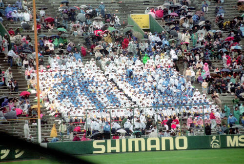 95年3月25日、銚子商戦でPL学園応援席に「希望」の人文字が浮かび上がった