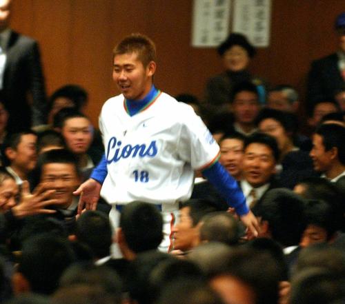 04年1月の高校野球シンポジウムで高校生の大歓迎を受ける西武松坂大輔