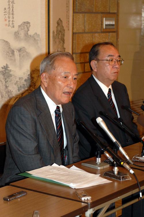 脇村高野連会長（左）と田名部和裕理事