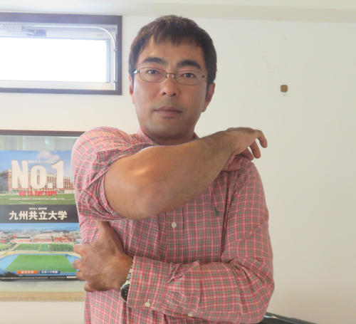 高校時代に受けた右ひじの手術跡を見せる大野倫さん