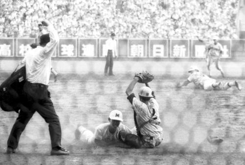 松山商との決勝15回裏、三沢は1死満塁から立花の打球が井上投手（右）を強襲、グラブをはじきバックアップした遊撃樋野が絶好のバックホームで三塁走者・菊池（手前中央）タッチアウトとなる