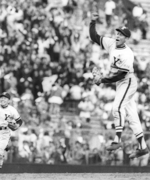1982年選抜高校野球、準々決勝で早実の最後の打者を三振に打ち取って喜ぶ横浜商・三浦
