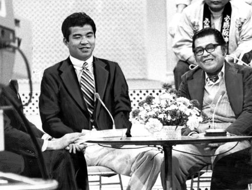 78年、父・泰治さん（右）と親子対談でテレビ出演する掛布