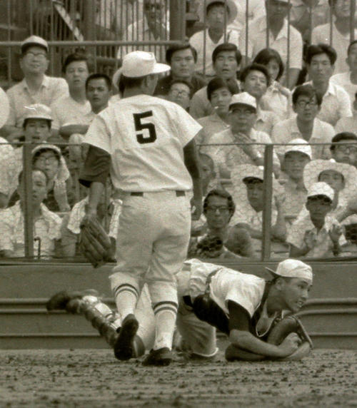 72年夏の甲子園1回戦、東洋大姫路戦で邪飛を捕球する習志野・阿部（後方）