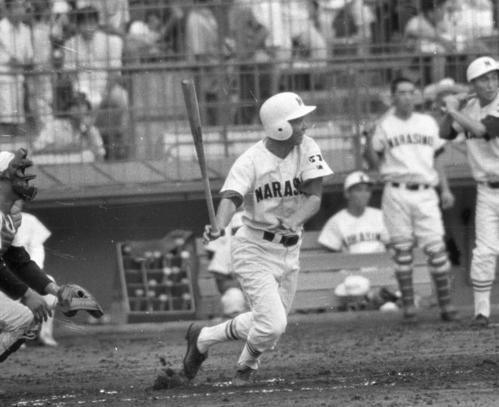 72年夏の甲子園1回戦、東洋大姫路戦で右前適時打を放つ習志野・掛布