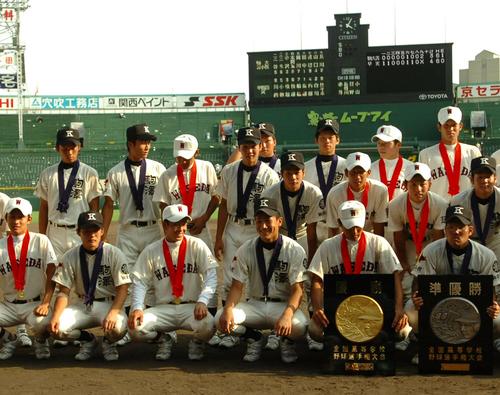 06年夏の甲子園決勝を終え記念写真に納まる早実・斎藤（前列中央左）、駒大苫小牧・田中（同右）ら両校ナイン