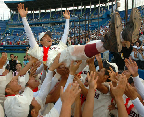 06年7月、西東京大会を制し胴上げされる早実・斎藤