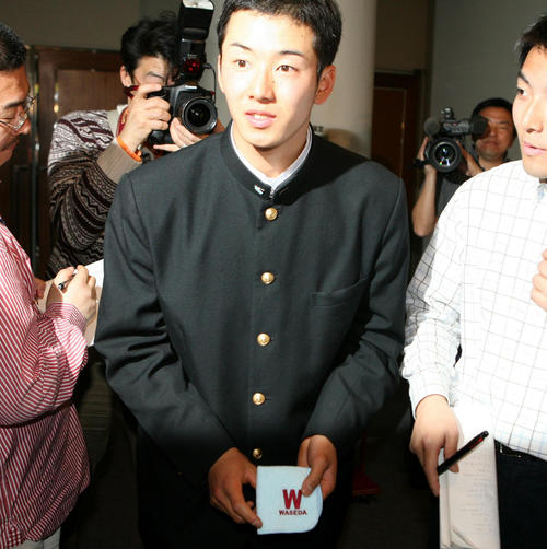 07年2月、早大の進学学部が決定し会見に臨んだ斎藤は、報道陣から贈られたWマーク入りのハンカチを手にする
