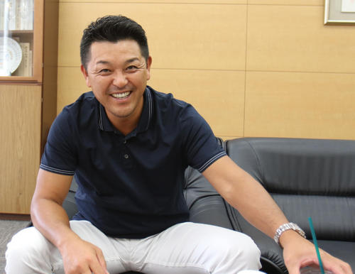 笑顔で高校時代を振り返る谷繁氏（撮影・飯島智則）