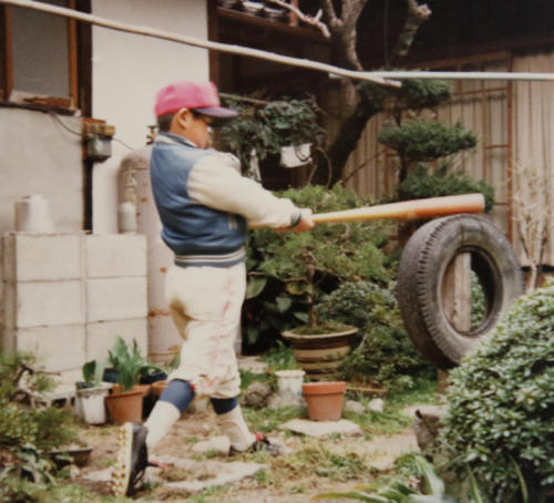 父一夫さんが自宅庭に設置したタイヤを使って打撃練習をする少年時代の谷繁