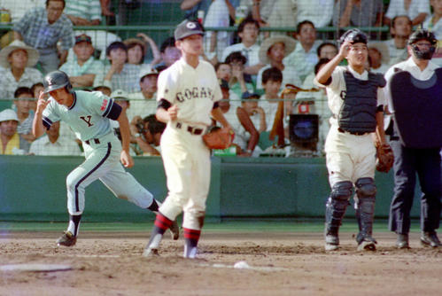 87年夏の甲子園1回戦で、横浜商の古沢（左）に左翼越えソロ本塁打を打たれ、ぼうぜんと打球を見つめる捕手谷繁（右から2人目）