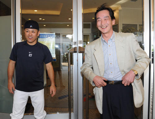 13年5月、江の川高時代の恩師木村さ
ん（右）にあいさつする谷繁