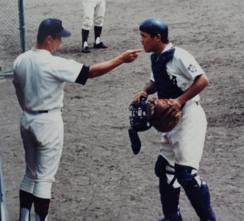高校3年の夏、島根大会決勝の大社戦で木村監督（左）から指示を受ける谷繁