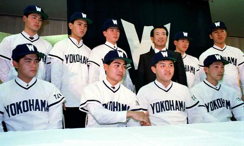 88年12月、大洋新入団選手発表での谷繁（下段右から2人目）