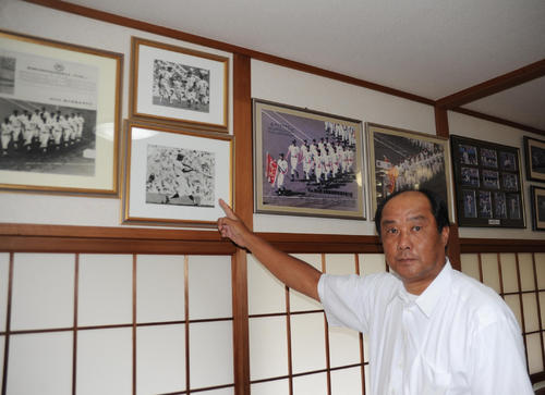 末次の自宅には柳川商時代の写真が飾られている