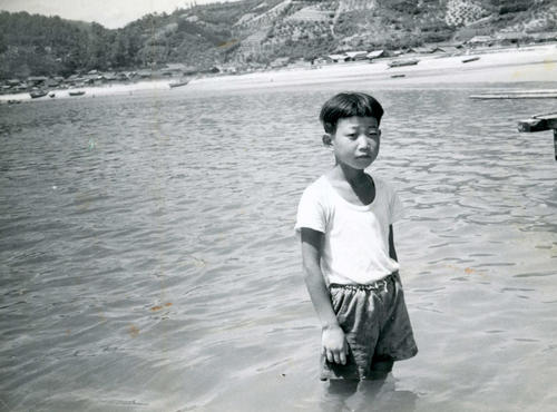小学1年のころ、生まれ育った興居島の海で遊ぶ西本聖少年