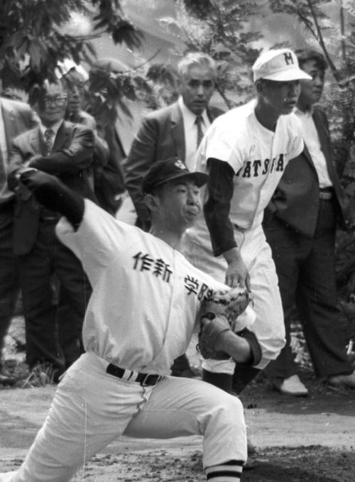 73年、練習試合前、並んで投球練習する作新学院・江川卓(左)と松山商・西本聖