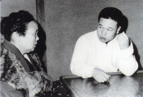 母小浪さんと話す中西太氏