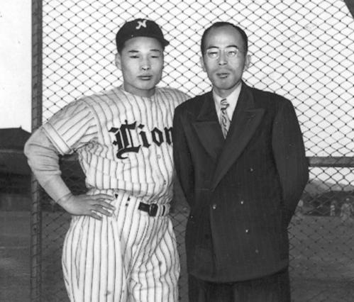 52年、西鉄時代に舛形監督と写真に納まる中西