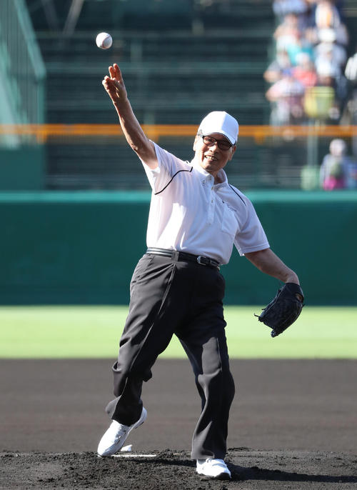 2018年全国高校野球選手権、レジェンド始球式で投球する中西太氏