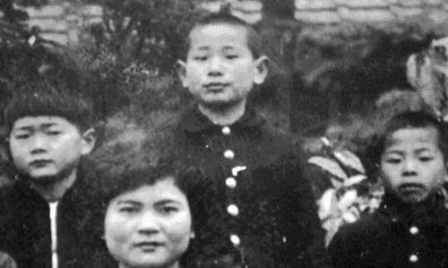 小学校時代の星野（中央、星野仙一記念館提供）