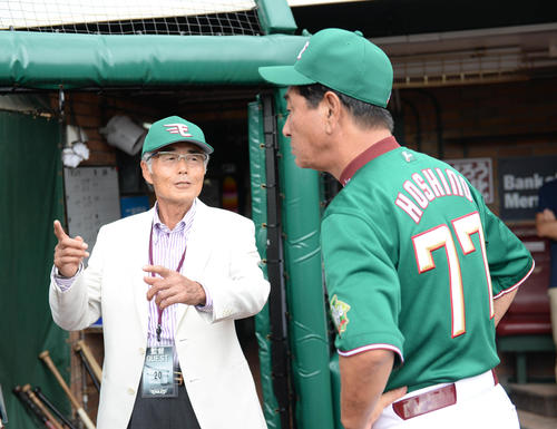 13年8月、楽天－ロッテ戦の試合前、恩師で倉敷商の矢吹恬一元監督（左）から激励され笑顔を見せる楽天星野監督