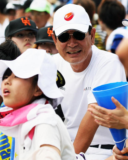 10年8月、夏の甲子園で母校の倉敷商応援のためアルプススタンドから観戦する星野氏