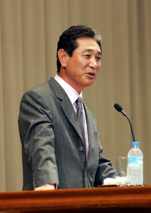 2004年11月、母校・倉敷商で後輩達に講演する星野仙一SD
