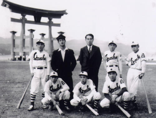 大野中ではエースで4番だった広瀬(前列右端)。チームメートらと宮島・厳島神社前で