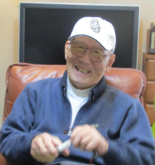 笑顔で高校時代の話をする広瀬氏