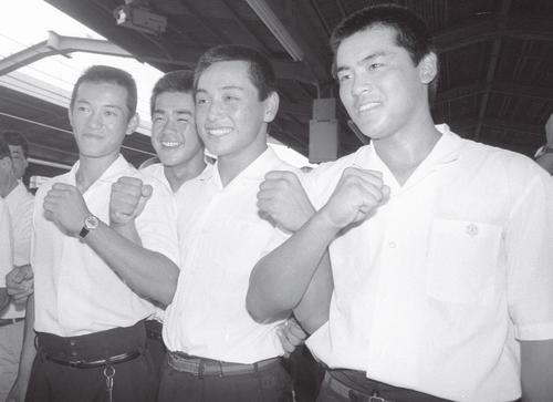 84年夏の甲子園優勝から一夜明け、ナインと笑顔を見せる左から吉田剛、下田和彦、中島彰一、石田文樹
