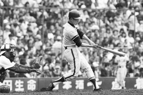 84年センバツ、松山商戦で適時打を放つ吉田