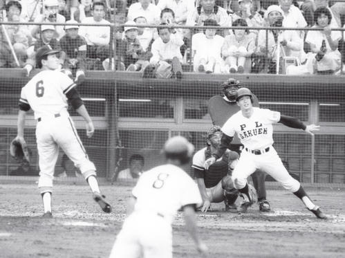 84年6月、招待試合のPL学園戦で6回に登板した吉田（左）は桑田（右）に左中間へ二塁打を打たれる