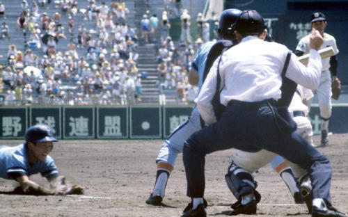 84年夏の甲子園準決勝、鎮西戦の7回に吉田剛（左端）が本盗を決める