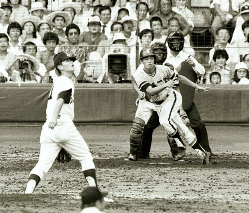 84年夏の甲子園決勝、PL学園の桑田（左）から本塁打を放つ取手二・吉田