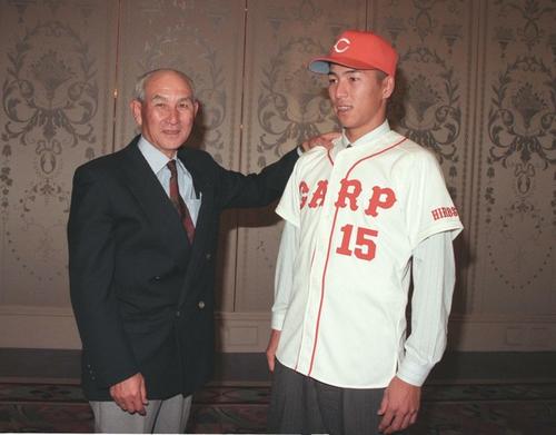 96年12月24日、広島新入団選手発表会見に臨んだドラフト２位黒田（右）と父一博さん