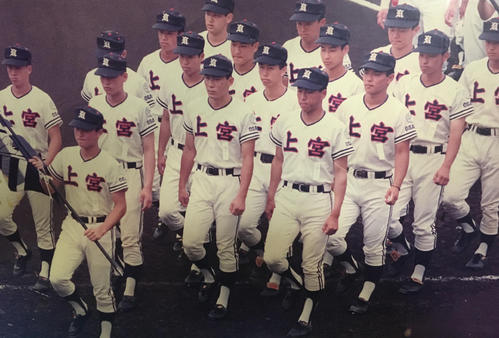 92年夏の大阪大会開会式で入場行進する黒田ら上宮ナイン