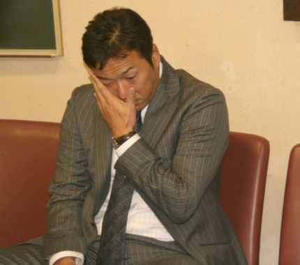 07年11月30日、記者会見で涙をぬぐう広島黒田。この日、メジャー行きを球団に伝えた