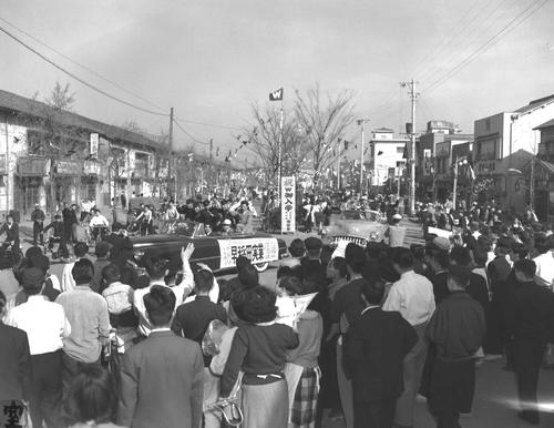 2年春の甲子園で優勝した早実・王らは東京駅からオープンカーでパレードした
